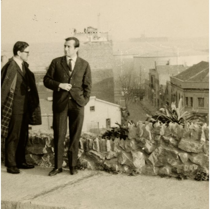 El Poble-sec, barrio popular, hecho de artistas y de un gran ir y venir de gentes, colores e historias, fue visitado en aquellos años también por un gran exponente de la cultura, Pier Paolo Pasolini, que —hombre de letras, teatro y cine— seguramente recogió espléndidos testimonios de la memoria viva y directa de entonces.